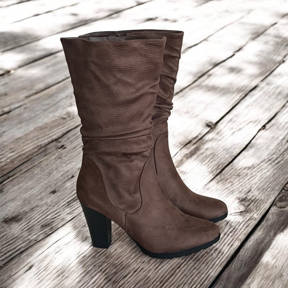 NWOT Women’s Faux Suede Boots! Size 10! NEW! - Picture 4 of 9